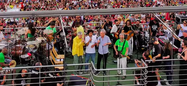 Manifestação com participação de cantores do MPB
